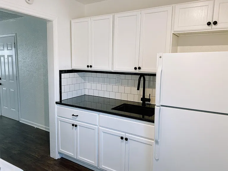1722 N Lindsay Ave — Photo 3