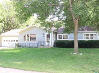 1512 S Suburban Dr, Sioux Falls, SD 57110