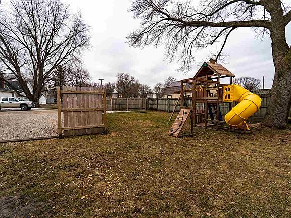 4th image of 629 Woodlawn Ave