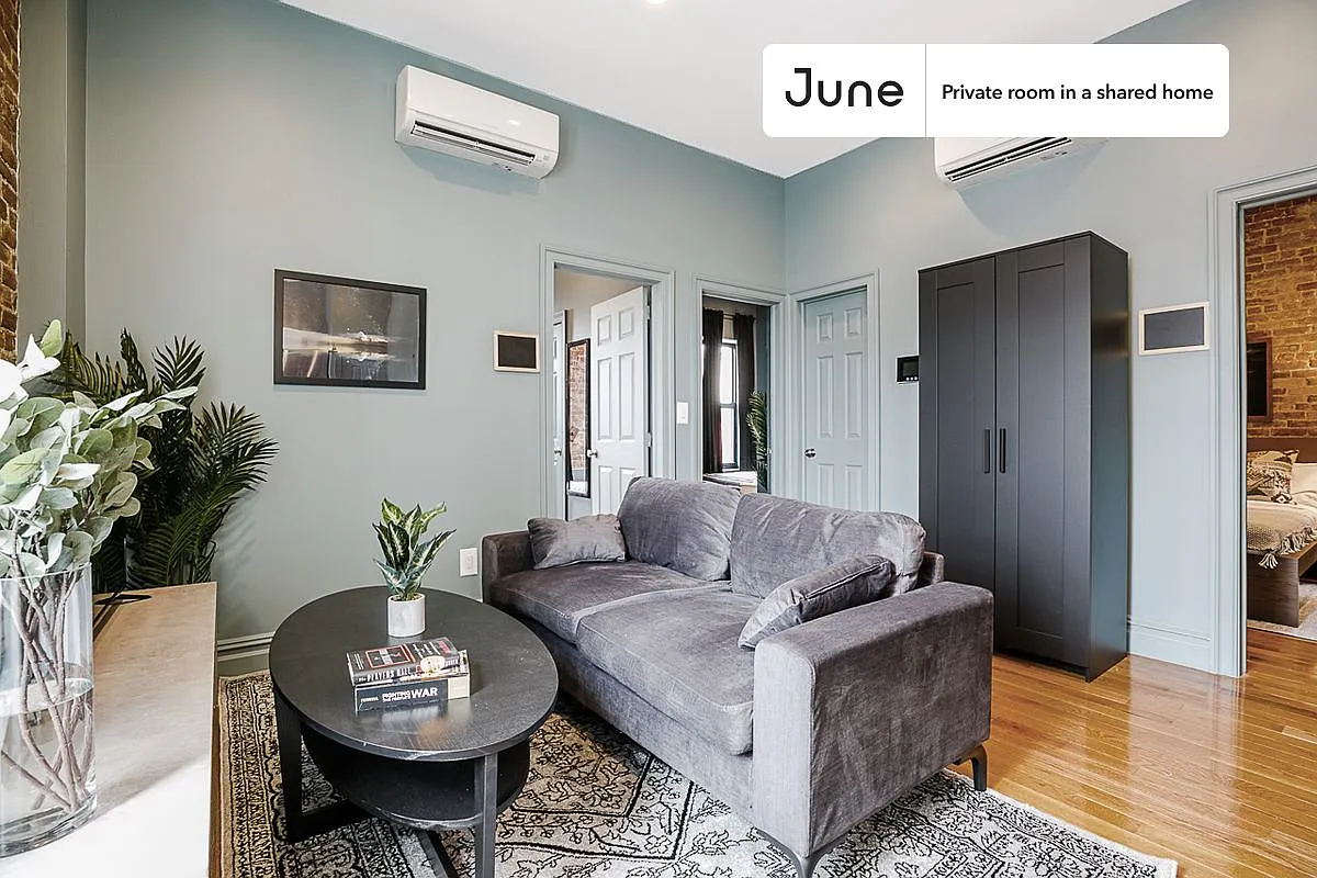 Queen bedroom in 3 bed/2 bath home in Upper West Side #200 B — Photo 3