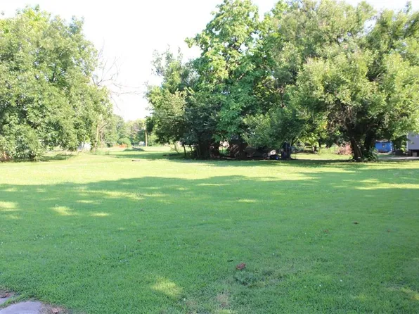 S Oak St, Mulberry, KS 66756