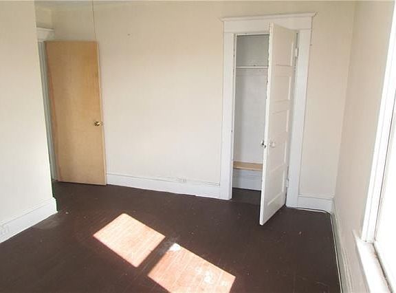 3rd image of 262 Van Ness St