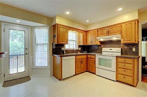 3rd image of 9642 Beverly St