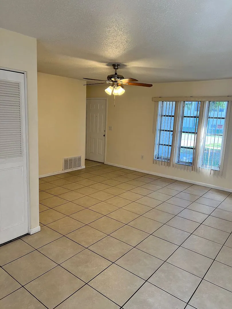 Great Location in the center of Port Charlotte — Photo 4
