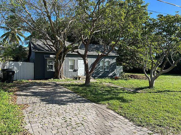 2nd image of 823 NE 14th Pl