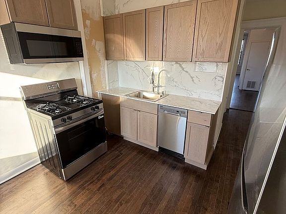 5th image of 3620 N Hermitage Ave #1FF