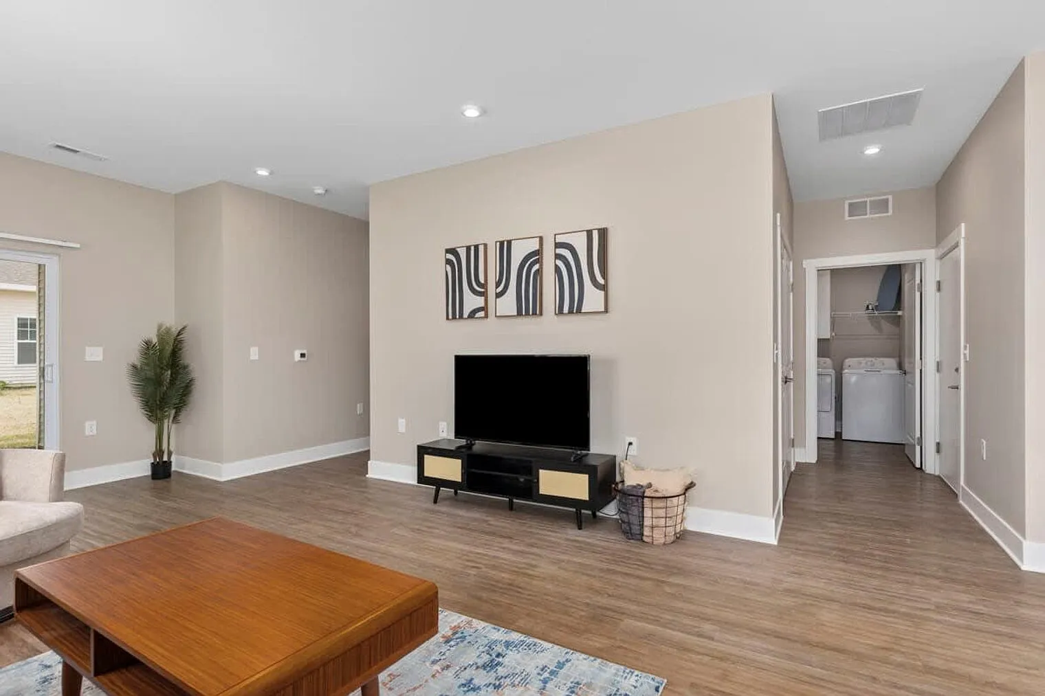 12 bed, 12.0 bath, 8191 sqft, $8,694 — Photo 4