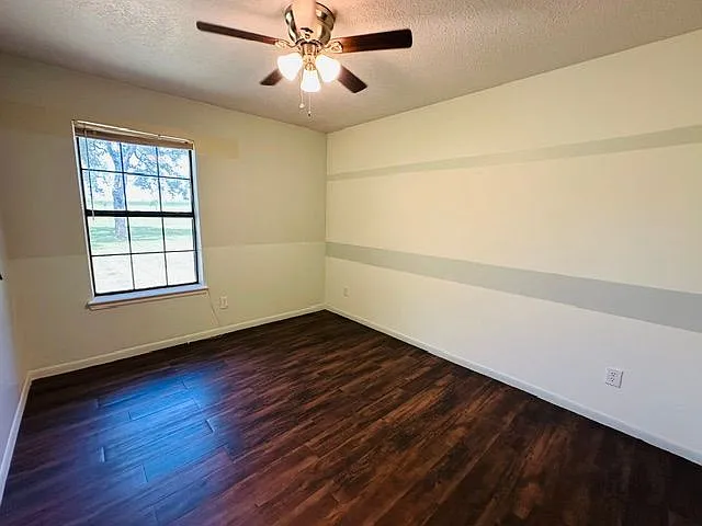 1470 FM 2712 — Photo 12