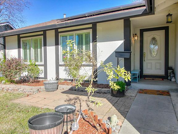 4th image of 381 Henderson Dr