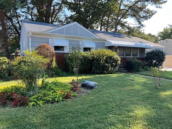 Nicely landscaped front yard. Lawn maintenance included in lease.