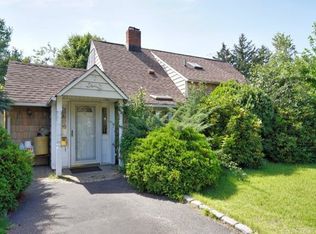 40 April Ln, Hicksville, NY 11801