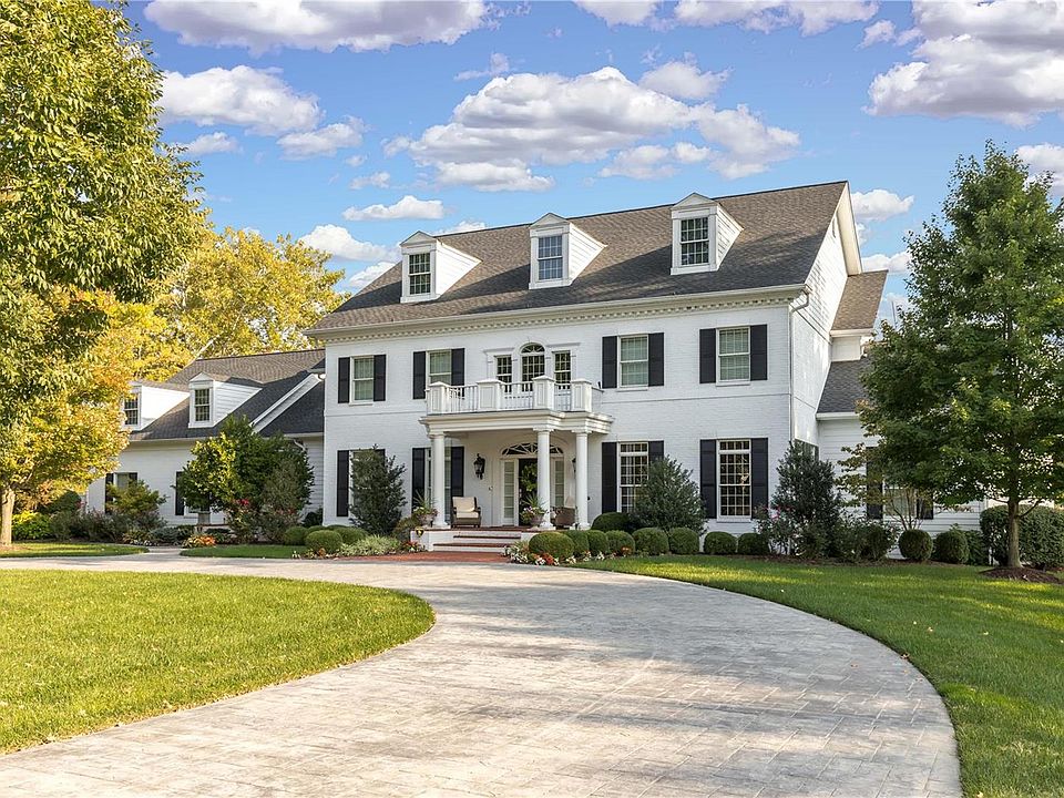 1st image of 10 Huntleigh Manor Ln