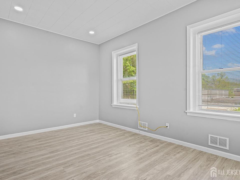 1st image of 107 Macarthur Ave #1