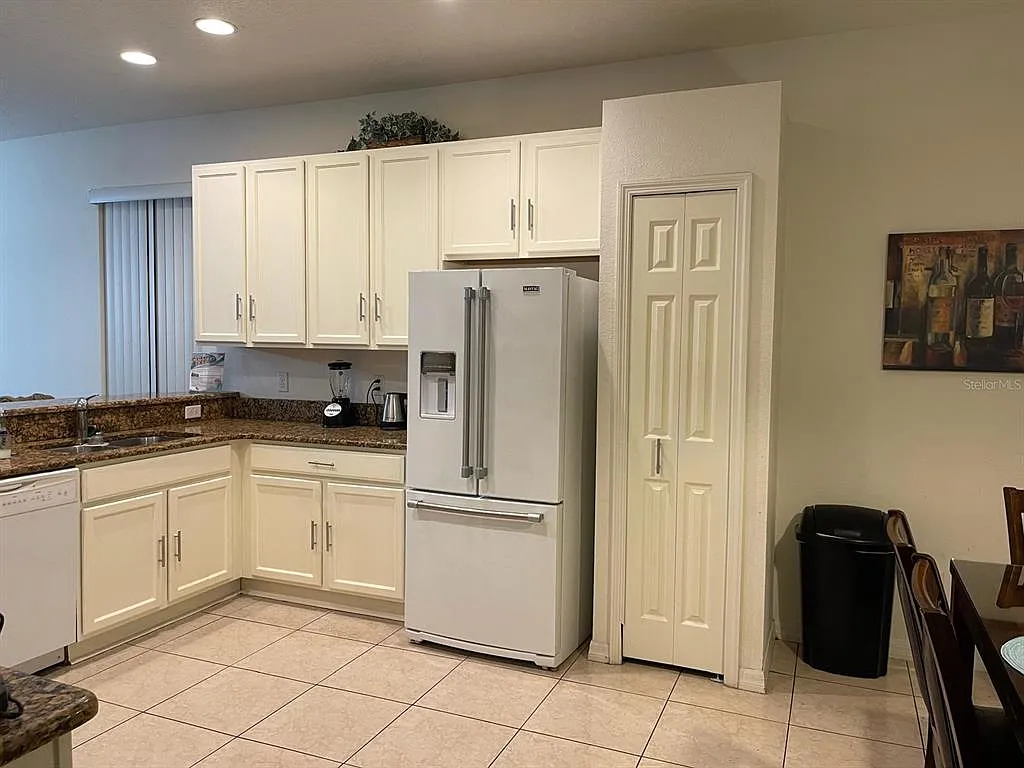 5 bed, 3.5 bath, 2351 sqft, $3,200 — Photo 3