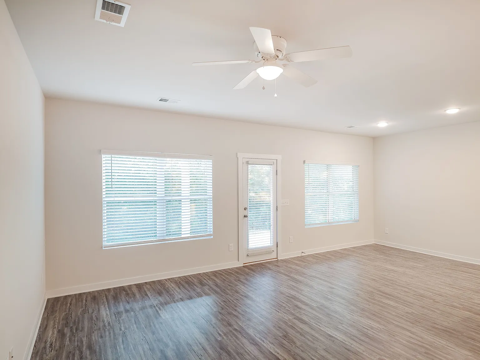 4 bed, 2.5 bath, 2047 sqft, $2,099 — Photo 4