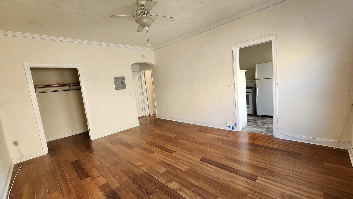Building Photo - 226 E 15th St #2