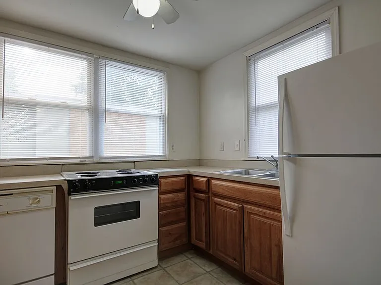 804 W Church St — Photo 4