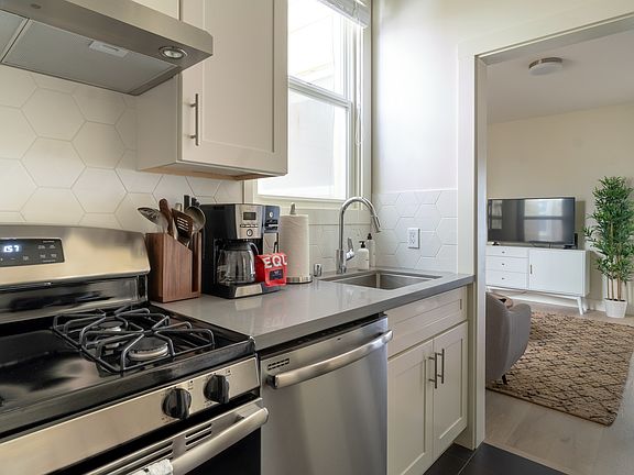 4th image of 1230 Jackson St #3