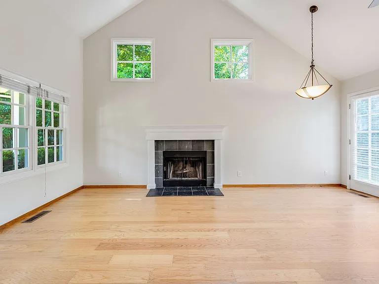 558 Beresford Ave — Photo 7