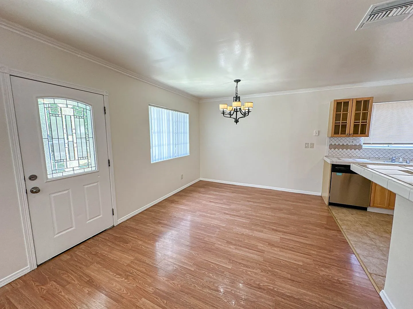 Charming Reseda 4 Bedroom PLUS Office for Rent! — Photo 3