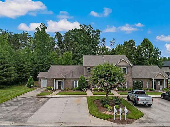 3rd image of 2213 Saint James Dr