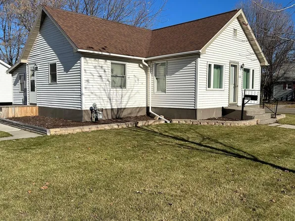 1121 1st St E, Thief River Falls, MN 56701
