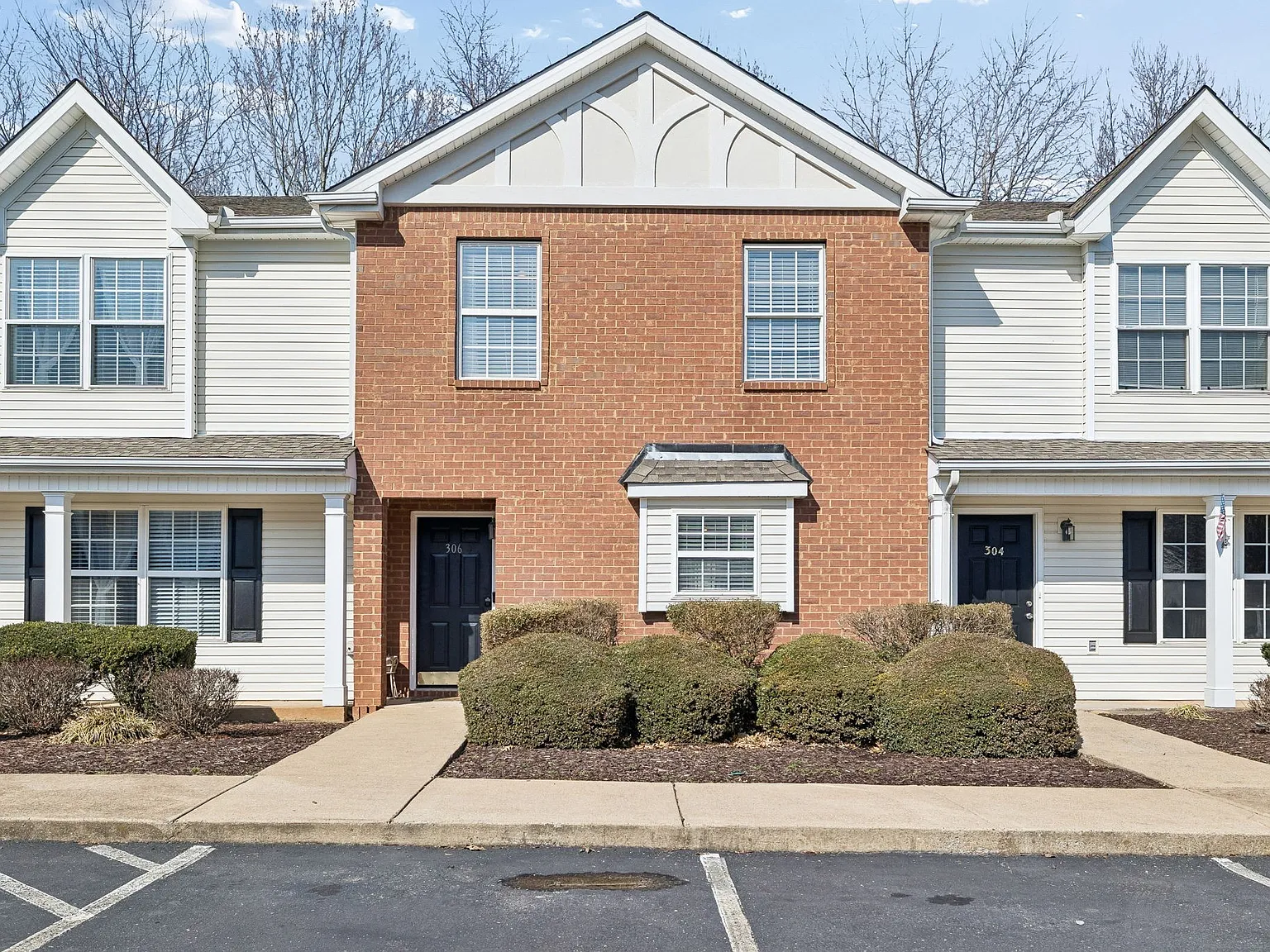 3 bed, 2.5 bath, 1360 sqft, $1,600 — Photo 1
