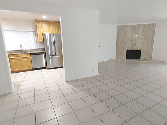 5th image of 1005 S Barrington Ave APT 1