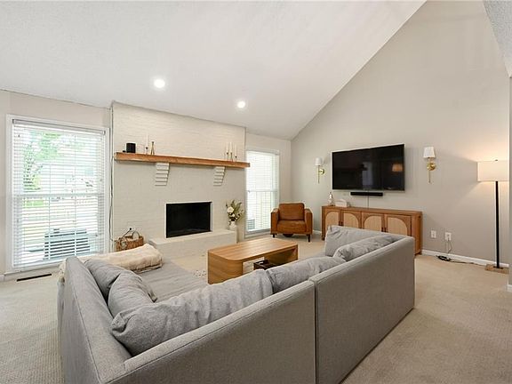 3rd image of 500 NE Clubhouse Dr