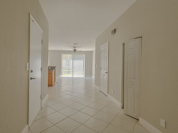 3rd image of 3039 N Evergreen Cir