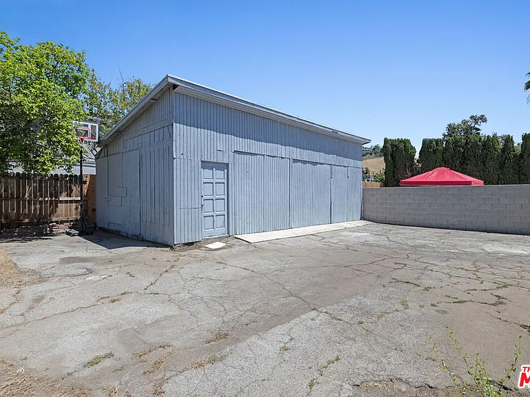 137 E Avenue 43 — Photo 26