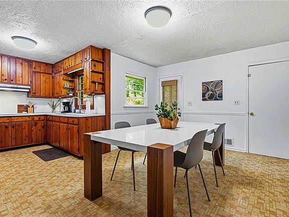 5th image of 640 Farrar Ct