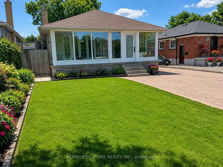 37 Miramar Cres #UPPER — Photo 1