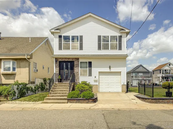 913 Arctic Street, Lindenhurst, NY 11757