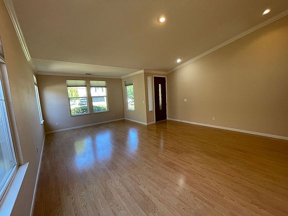 3rd image of 804 Antiquity Dr