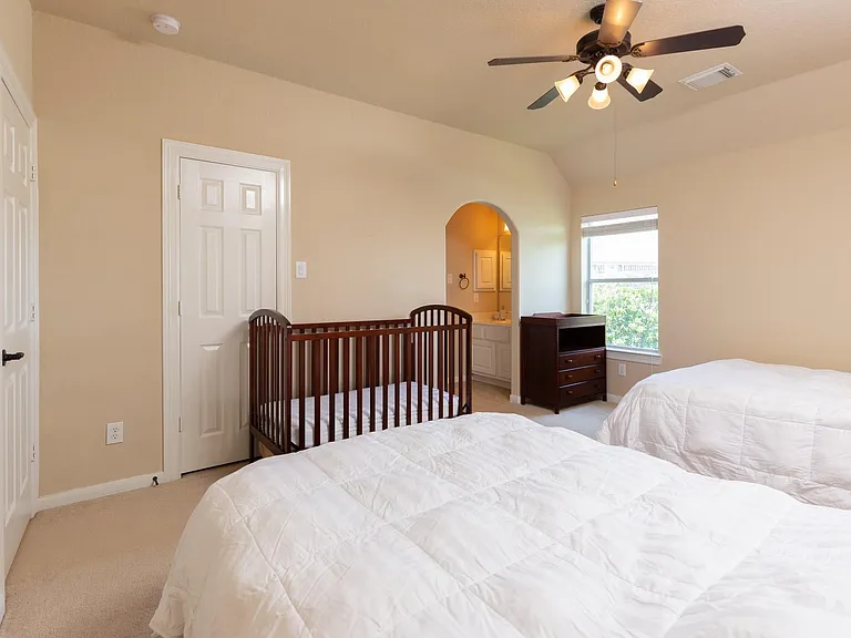 162 W Hullwood Ct — Photo 45
