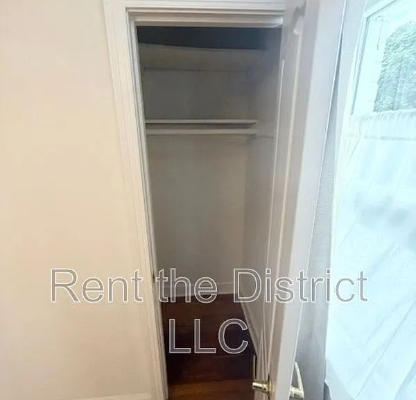 1910 D St NE — Photo 12
