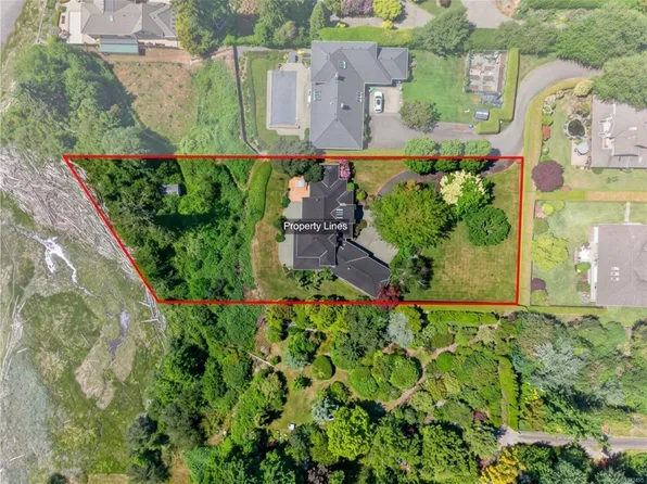 1627 Beaufort Ave, Comox, BC V9M 1R8