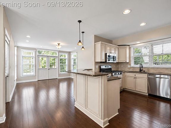 5th image of 1240 Bird Ave