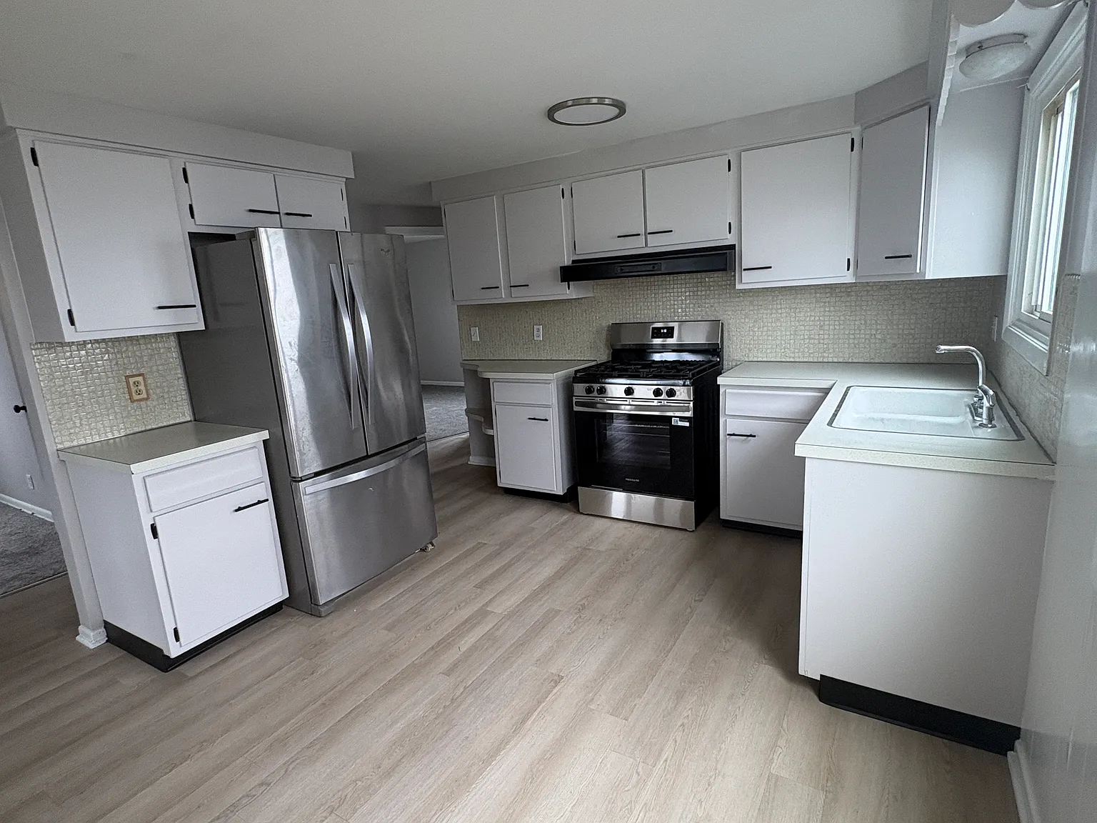 3 bed, 950 sqft, $1,700 — Photo 2