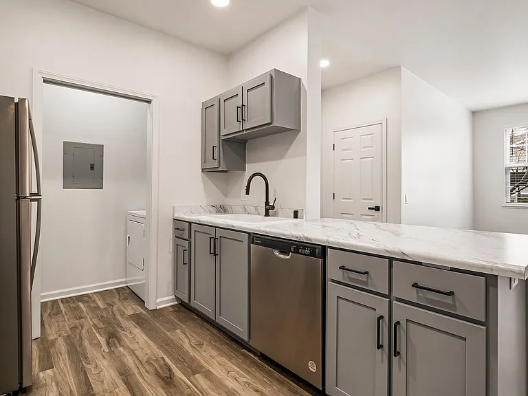 Sterling Oaks Luxury Apartments — Photo 27