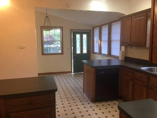 7065 Lake Shore Blvd — Photo 4