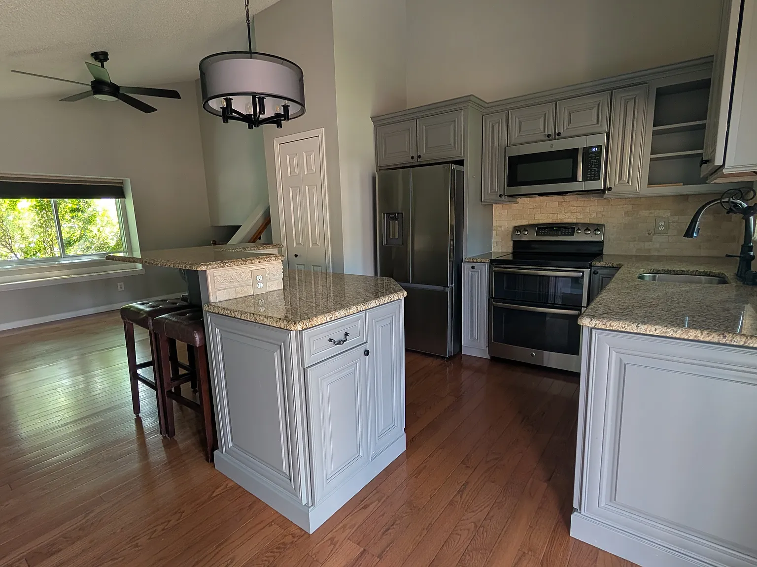 3 bed, 994 sqft, $2,400 — Photo 4
