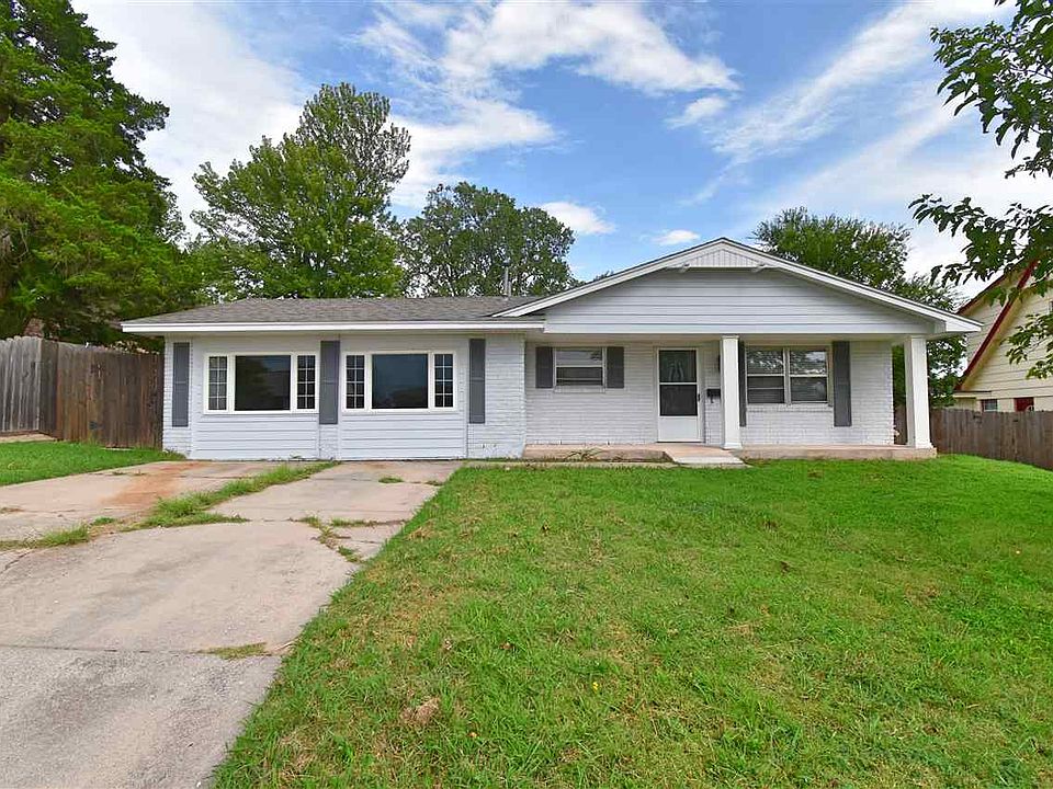 1st image of 411 NW Woodland Dr