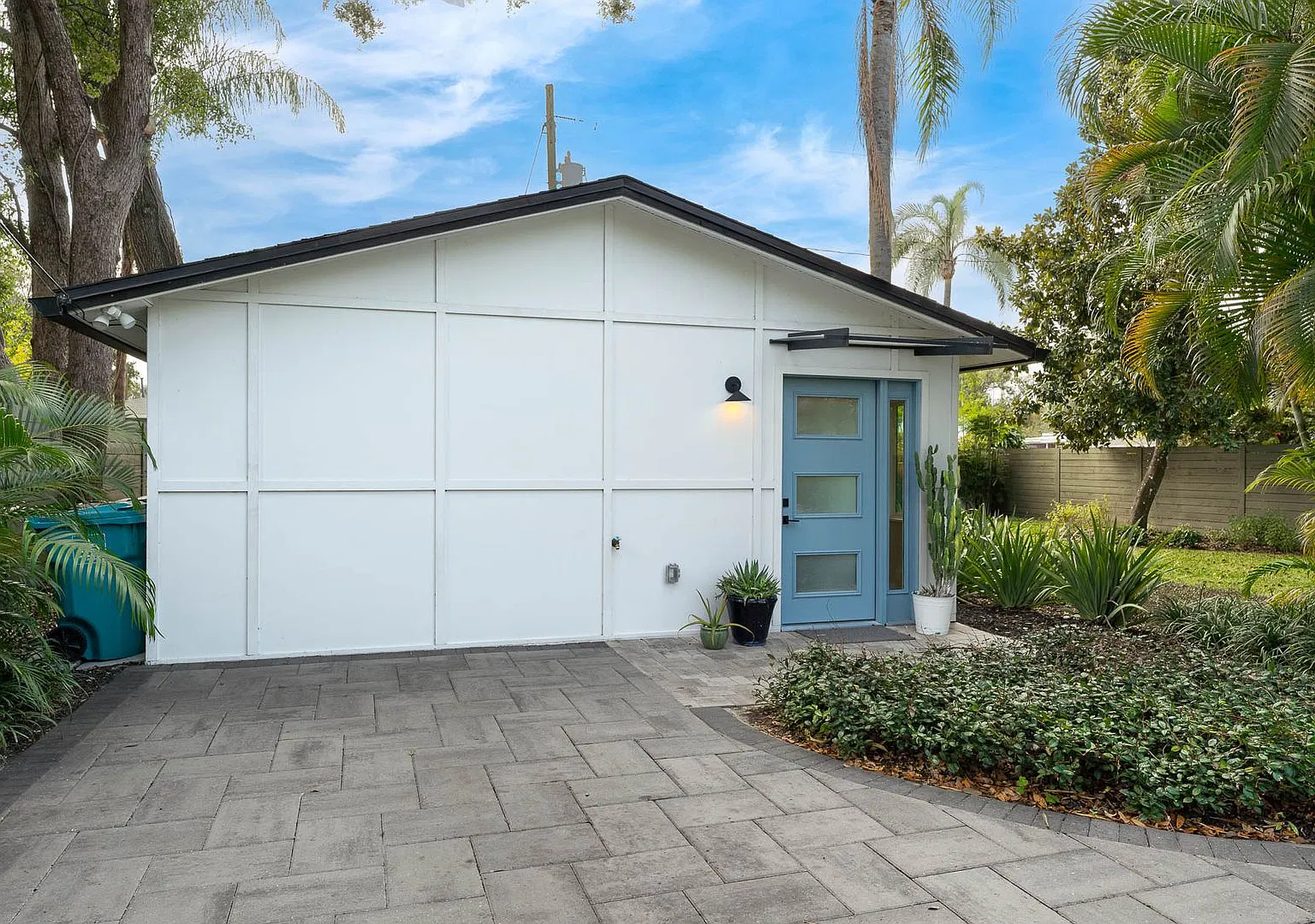 Garden Apartment in Vibrant South of Downtown district. — Photo 1