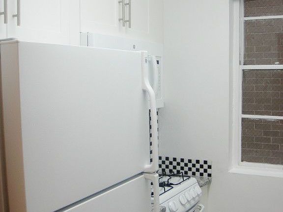5th image of 301 E 73rd St APT 10C