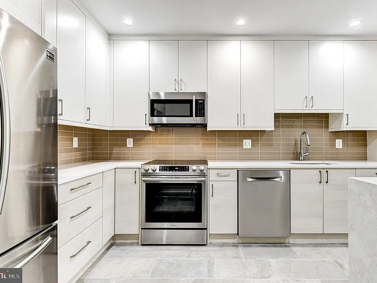 3221 Sutton Pl NW #C — Photo 17