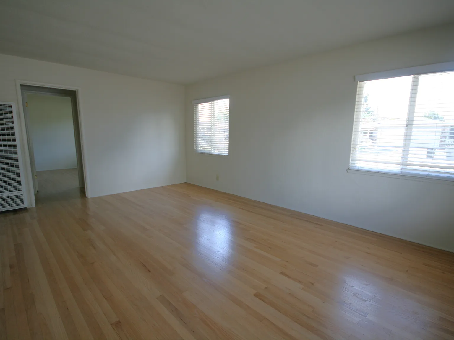 2 bed, 850 sqft, $3,200 — Photo 2