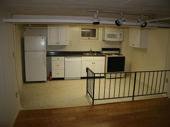 3rd image of 102 N Blvd