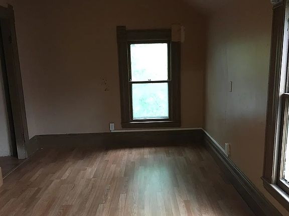 2nd image of 827 Sigsbee St SE #2